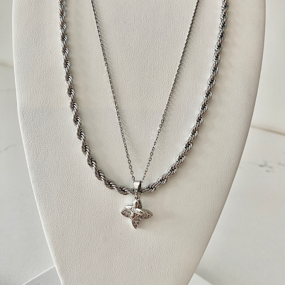 2 for 1. Clover pendant necklace and rope chain.